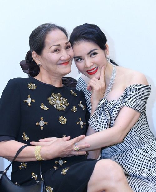 Lý Nhã Kỳ lộng lẫy, gu thời trang của mẹ ruột lại tối giản mà hút mắt