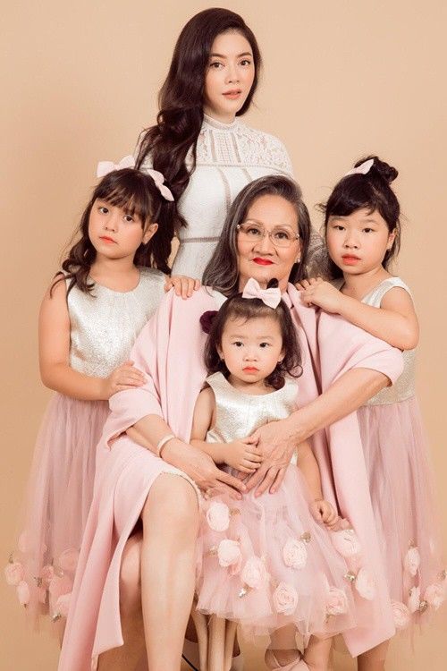 Lý Nhã Kỳ lộng lẫy, gu thời trang của mẹ ruột lại tối giản mà hút mắt