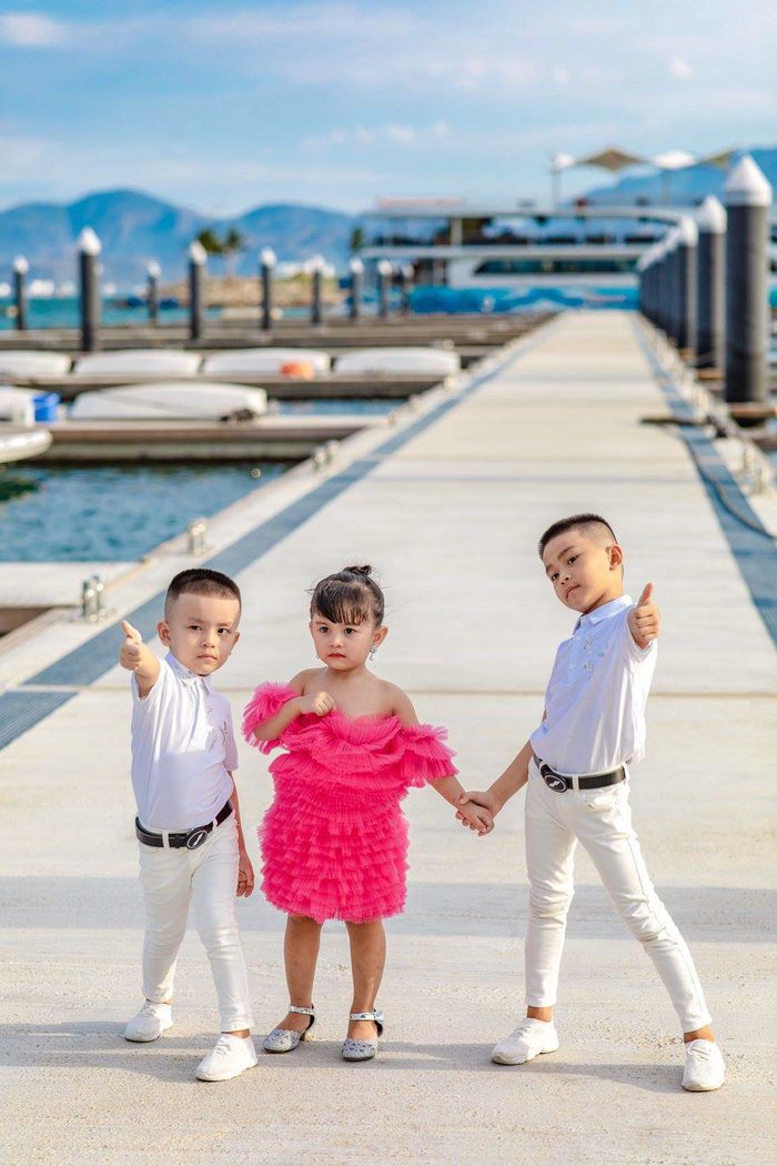 Mẹ bán nude cho con bú 5 năm trước, giờ 3 con vẫn nóng bỏng vô cùng