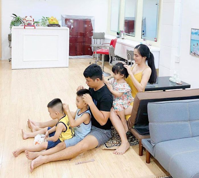 Mẹ bán nude cho con bú 5 năm trước, giờ 3 con vẫn nóng bỏng vô cùng
