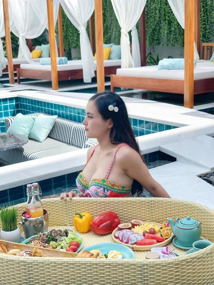 Mẹ bán nude cho con bú 5 năm trước, giờ 3 con vẫn nóng bỏng vô cùng