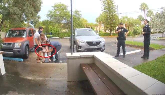 Mẹ trẻ đẻ rớt trước cửa trung tâm y tế, cảnh sát bối rối đứng nhìn