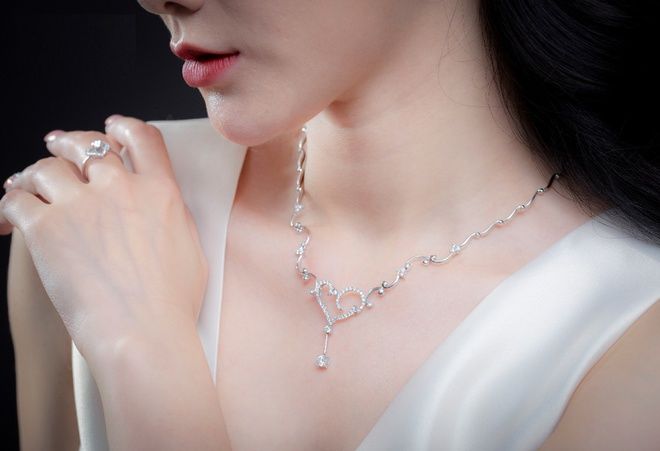 Nhận biết trang sức làm từ vàng trắng hay bạch kim: Bạch kim trắng hơn