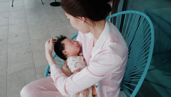 Mỹ nhân Việt chăm con mọn vẫn đẹp dù không son phấn