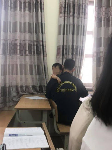 Nam sinh viên bế con gái đến giảng đường làm mọi người thích thú