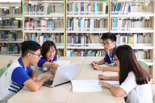 Nam sinh viên bế con gái đến giảng đường làm mọi người thích thú