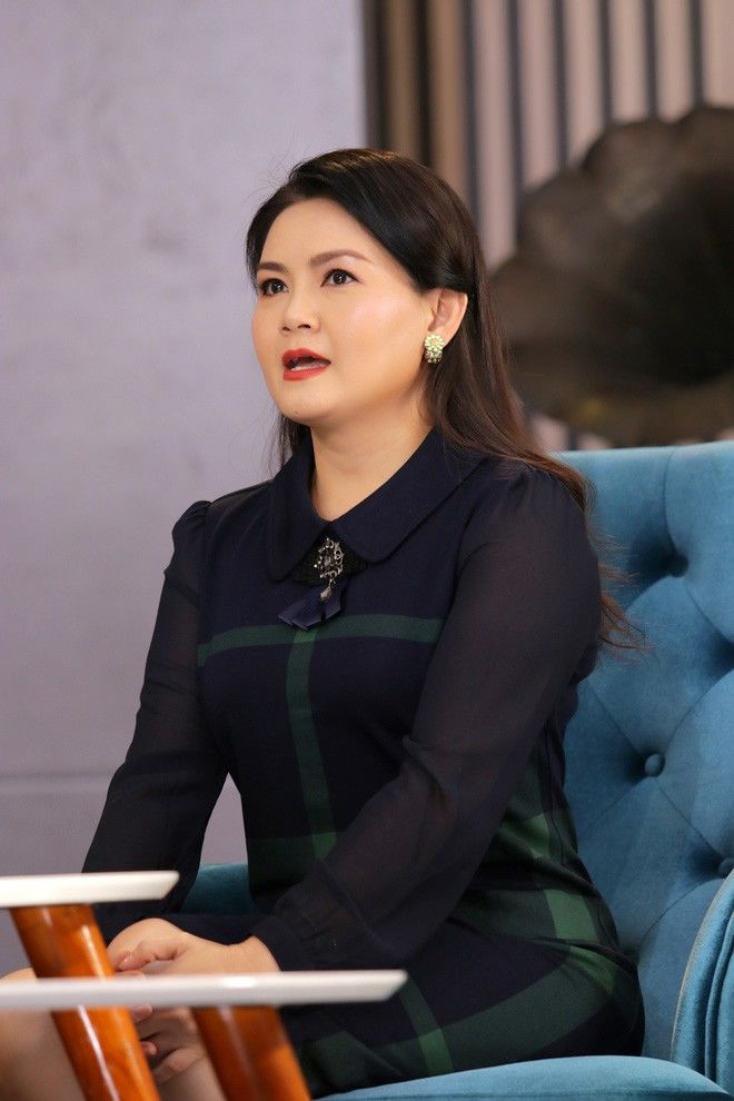 Vợ 3 NSƯT Kim Tử Long hé lộ mối quan hệ với vợ cũ, con riêng của chồng