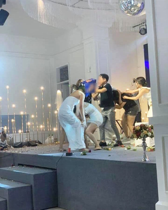 Mừng bạn thân hơn 30 tuổi lấy chồng, hội bạn thân quẩy banh nóc