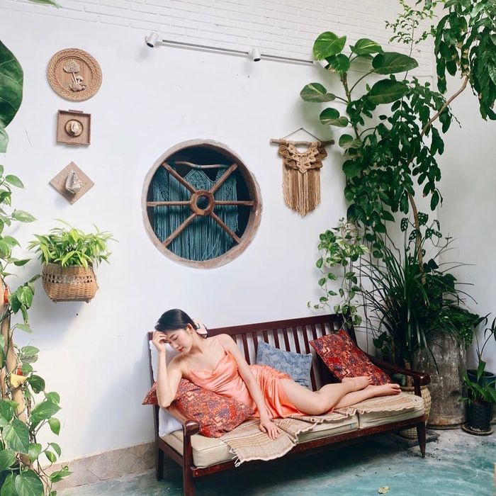 Ngọc Trinh cân túi hiệu bằng chân, Đinh Ngọc Diệp khoe ảnh gia đình