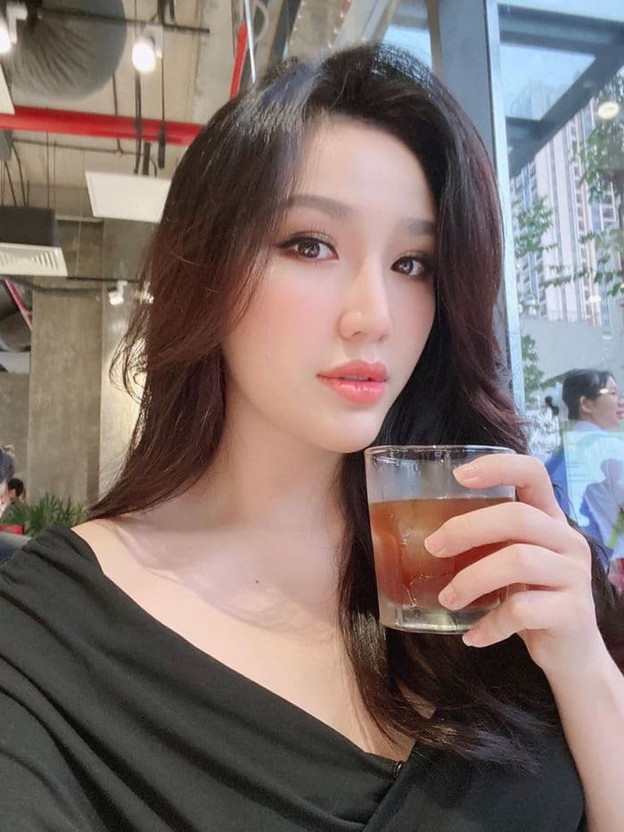 Ngọc Trinh cân túi hiệu bằng chân, Đinh Ngọc Diệp khoe ảnh gia đình
