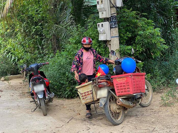 Người bà dùng chiếc xe thu mua phế liệu chở cháu đi dự lễ khai giảng