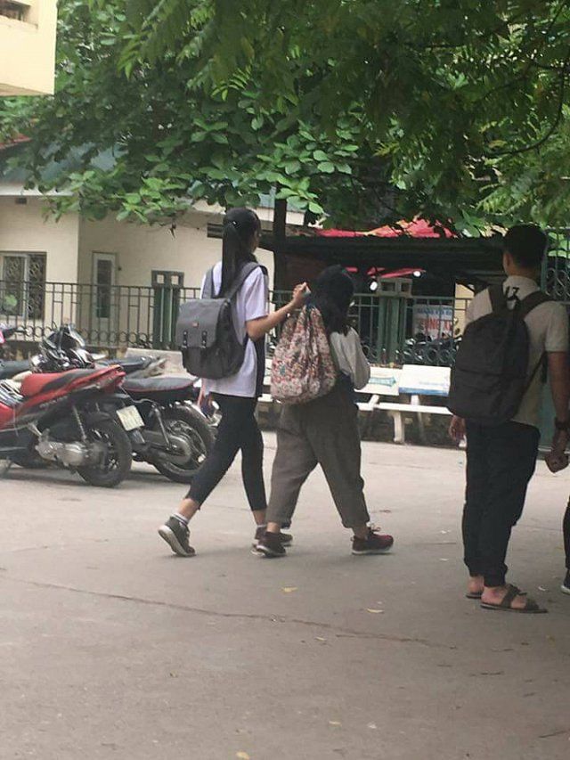 Nỗi khổ tâm bấy lâu của cô nàng chân ngắn: Quần áo luôn phải cắt bớt