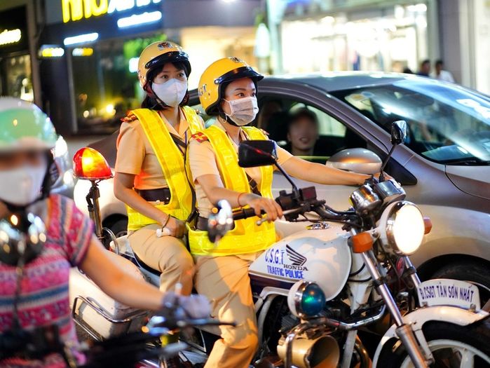 Nữ CSGT kiểm tra nồng độ: Dân nhậu người bắt bẻ, người tỏ vẻ hối lỗi