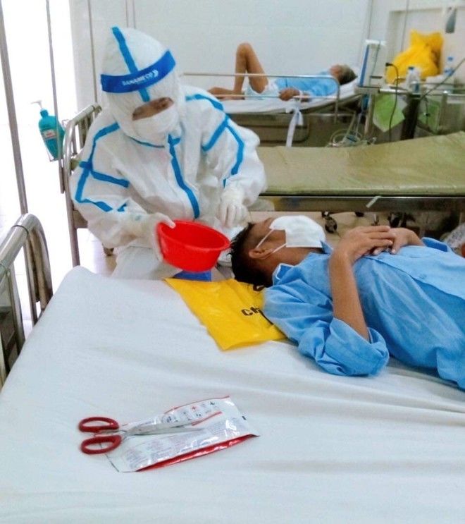 Xúc động cảnh các điều dưỡng gội đầu, cạo râu cho bệnh nhân Covid-19