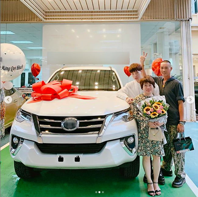 Sao Vbiz báo hiếu cha mẹ: Hết biệt thự khủng lại đến xế hộp hạng sang