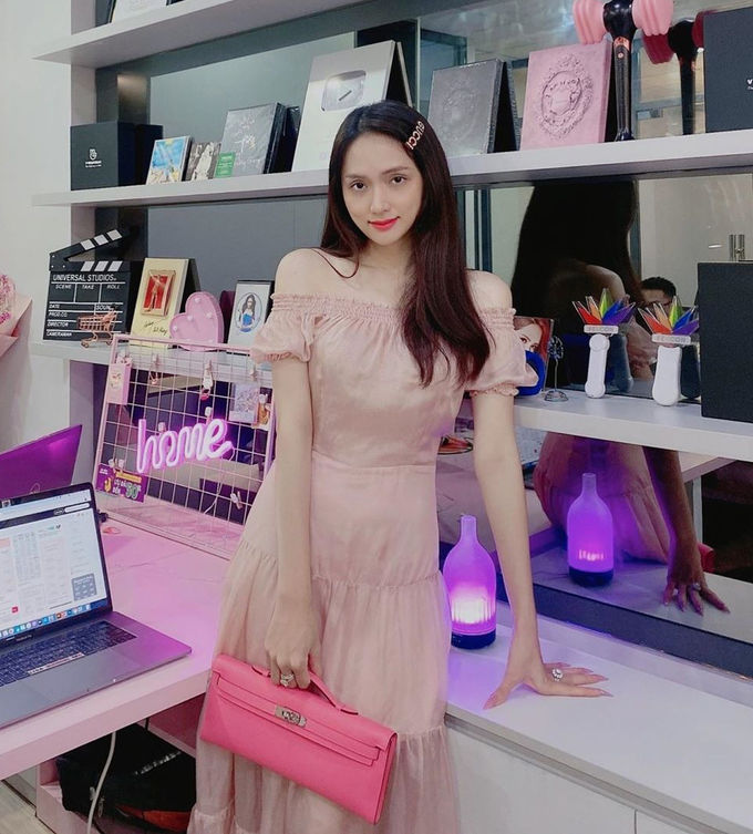 Sao Vbiz mua đồ hiệu: Hương Giang chi mạnh chưa bằng Ngọc Trinh
