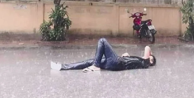 Thất tình, nam thanh niên tự làm đau bản thân mặc bạn bè ngăn cản