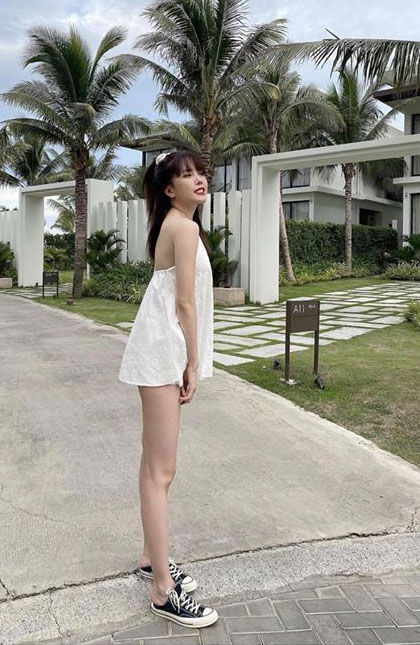 Thiều Bảo Trâm mặc mốt giấu quần, còn ngồi banh càng gây tranh cãi