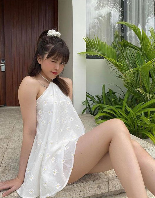 Thiều Bảo Trâm mặc mốt giấu quần, còn ngồi banh càng gây tranh cãi