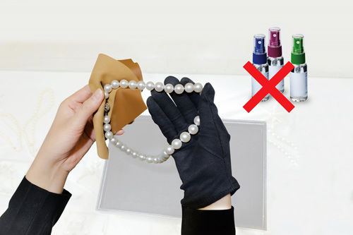 Những thói quen vô tình làm xấu trang sức ngọc trai mà nàng cần tránh