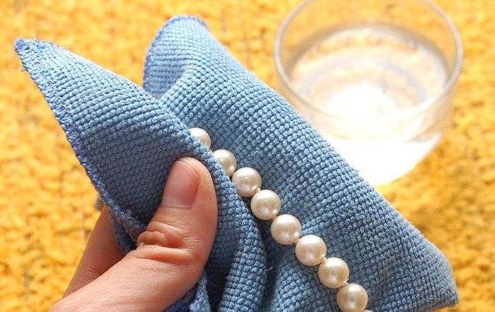 Những thói quen vô tình làm xấu trang sức ngọc trai mà nàng cần tránh
