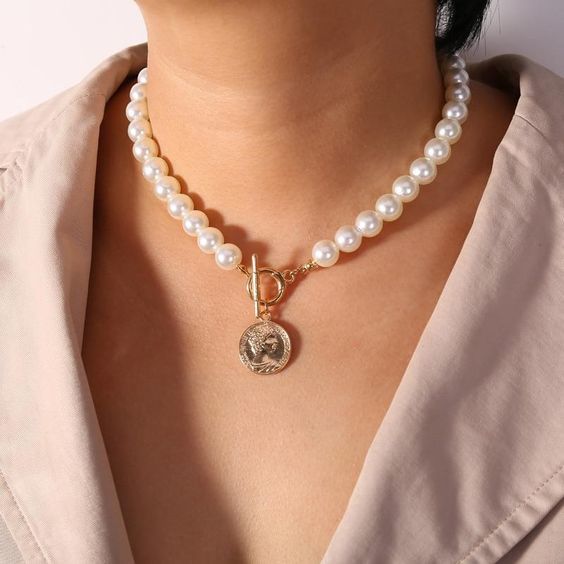 Những thói quen vô tình làm xấu trang sức ngọc trai mà nàng cần tránh