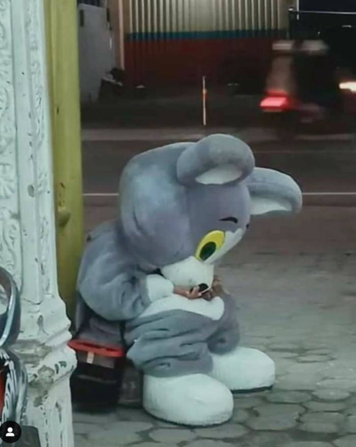 Xúc động cảnh bé 9 tuổi mặc đồ mascot ngồi gục ở góc phố để mưu sinh