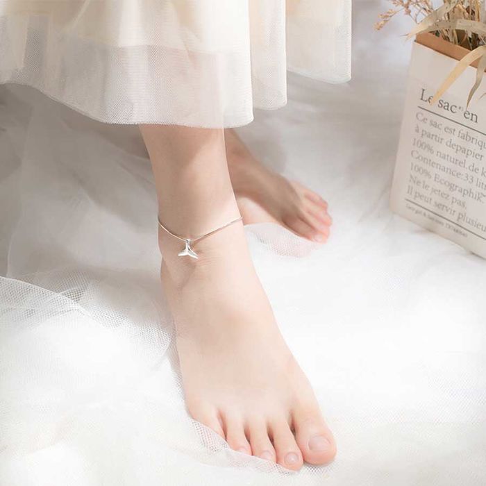 Ý nghĩa của việc đeo lắc chân bạc: Tượng trưng cho sự vĩnh cửu