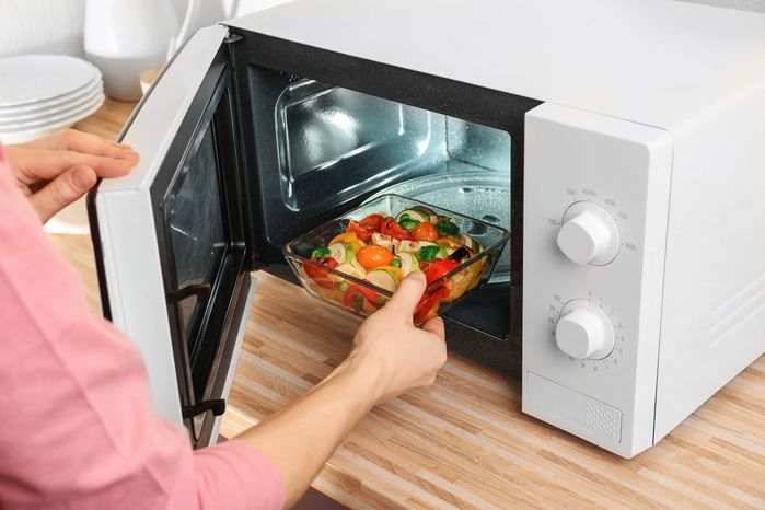 5 vật dụng không nên cho vào lò vi sóng kẻo cháy nổ lúc nào không hay