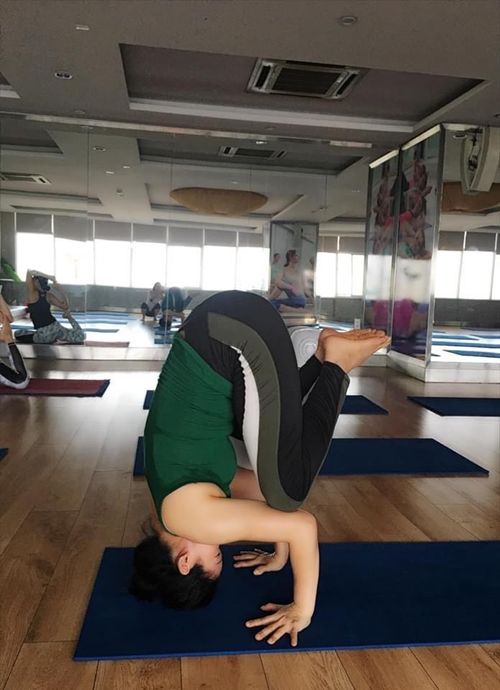 Mẹ ruột Phan Như Thảo kiên trì tập yoga giữ gìn vóc dáng