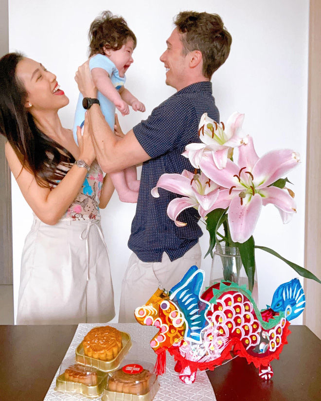 Những ông chồng vàng của mỹ nhân Việt chăm con cực khéo
