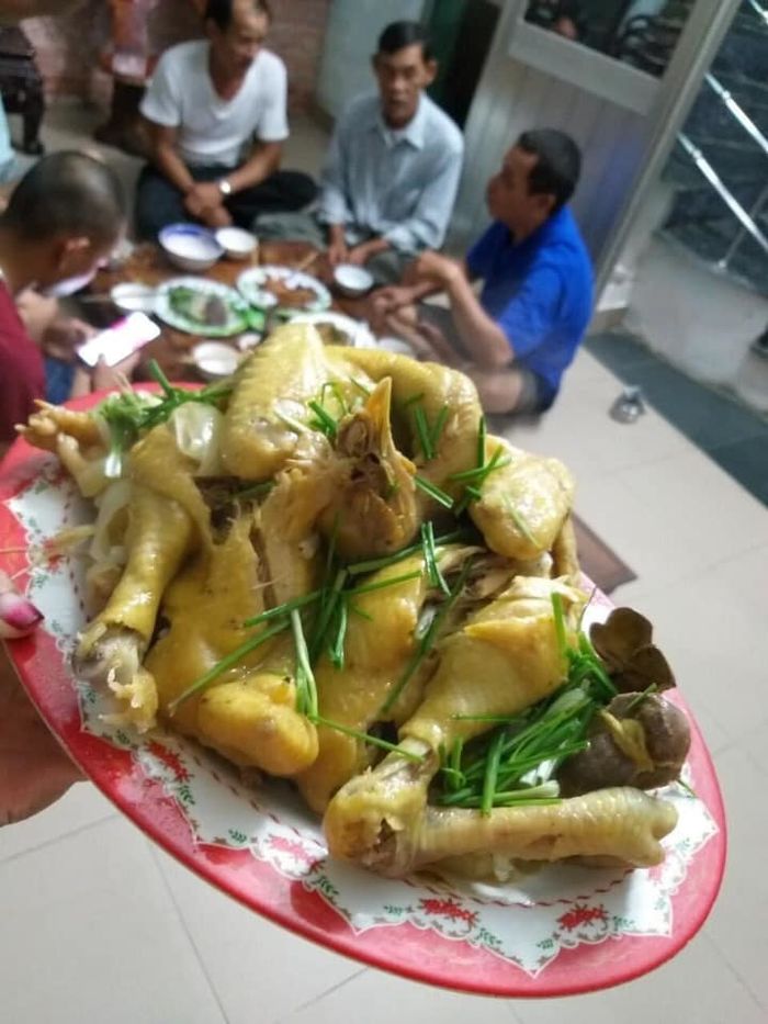 Người phụ nữ Quảng Nam giúp 20 người chạy bão còn mời cơm cho ấm bụng