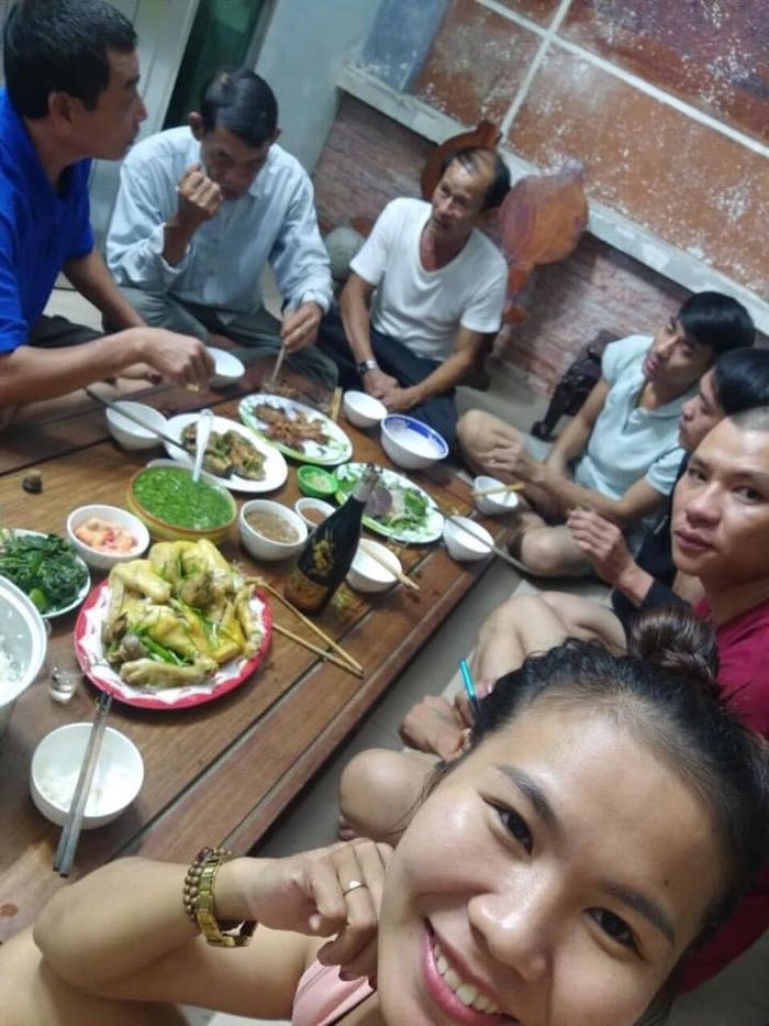 Người phụ nữ Quảng Nam giúp 20 người chạy bão còn mời cơm cho ấm bụng
