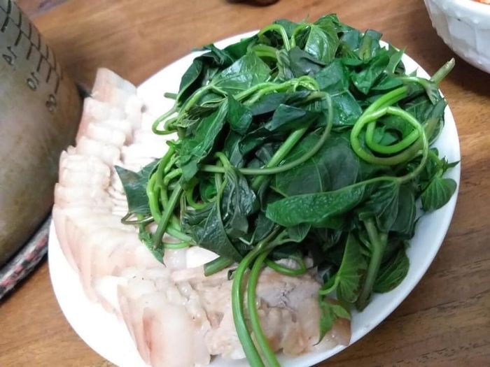 Người phụ nữ Quảng Nam giúp 20 người chạy bão còn mời cơm cho ấm bụng