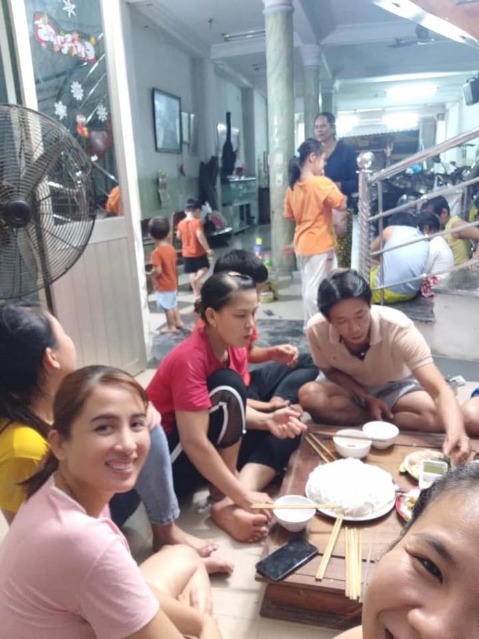 Người phụ nữ Quảng Nam giúp 20 người chạy bão còn mời cơm cho ấm bụng