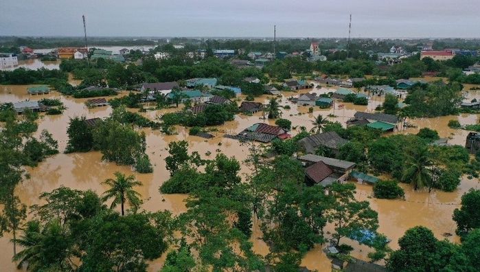 Rốn lũ Hà Tĩnh: Vợ chồng nghèo mượn gạo, cưu mang người dân chạy lũ