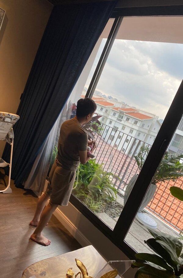 Những ông chồng vàng của mỹ nhân Việt chăm con cực khéo