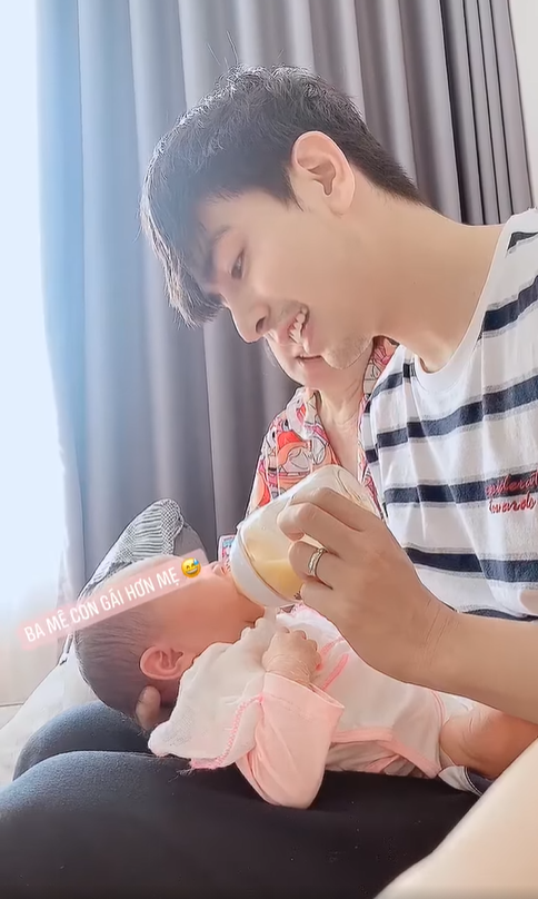 Những ông chồng vàng của mỹ nhân Việt chăm con cực khéo