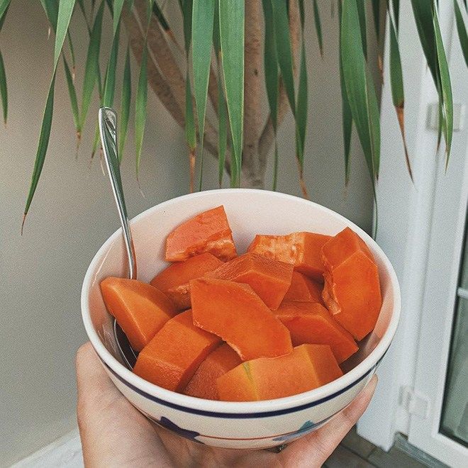 Món ăn vặt càng ăn càng gầy của sao: Hà Tăng mê súp lơ xanh sấy giòn