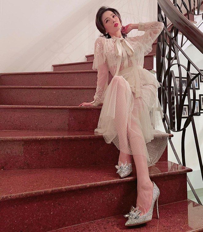 Mỹ nhân Việt mất điểm vì đôi chân gân guốc