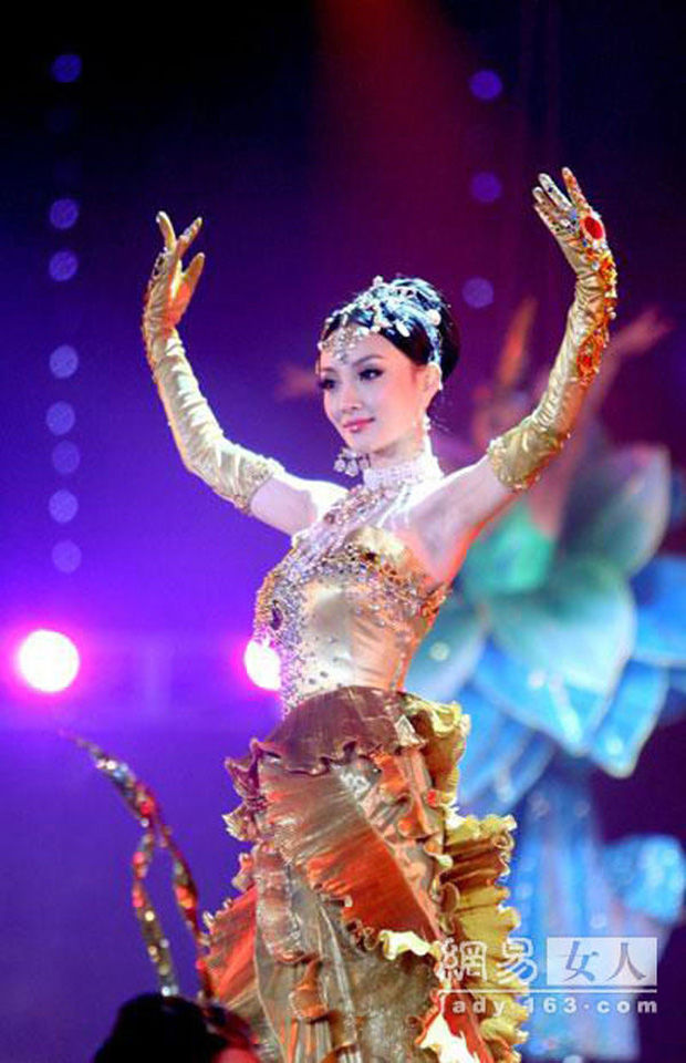 So kè màn múa của 8 Nữ thần Kim Ưng Cbiz