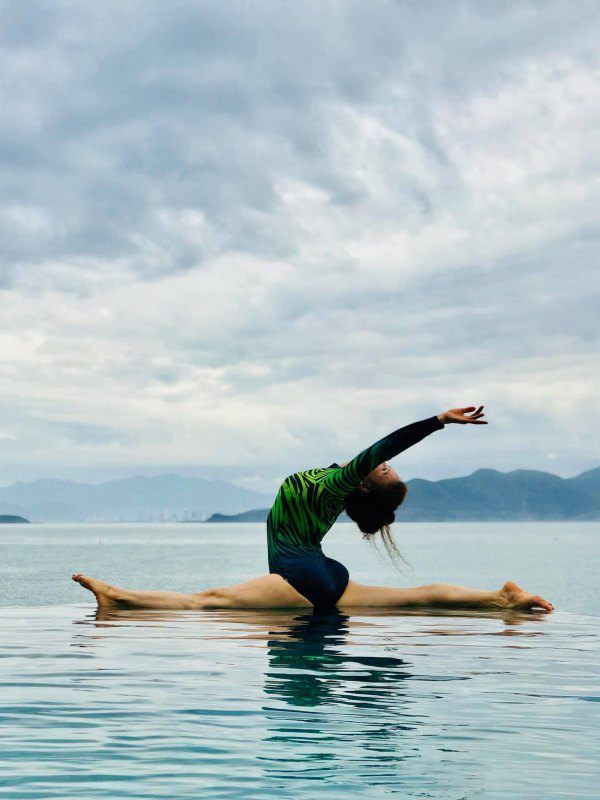 Mẹ ruột Hà Hồ trẻ lâu, đi giày cao gót vững nhờ tập yoga mỗi sáng