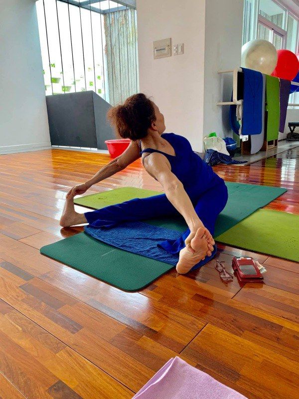 Mẹ ruột Hà Hồ trẻ lâu, đi giày cao gót vững nhờ tập yoga mỗi sáng