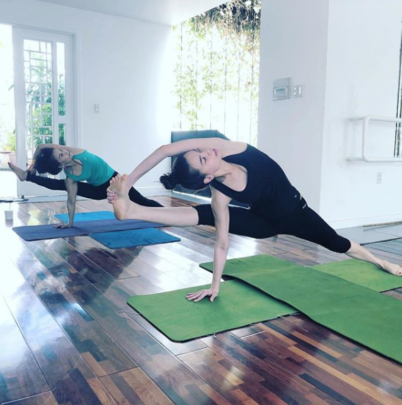 Mẹ ruột Hà Hồ trẻ lâu, đi giày cao gót vững nhờ tập yoga mỗi sáng