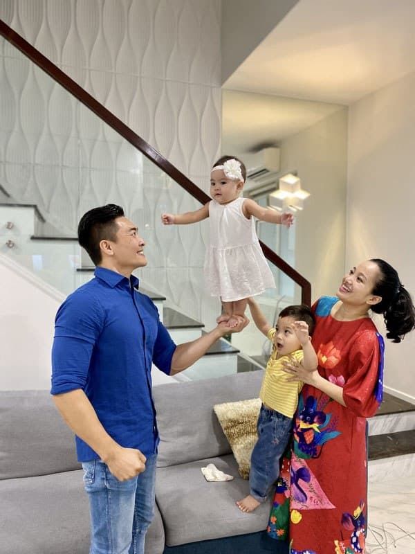 Ái nữ nhà Hoàng tử xiếc Quốc Cơ mới 8 tháng tuổi đã xoạc siêu đỉnh