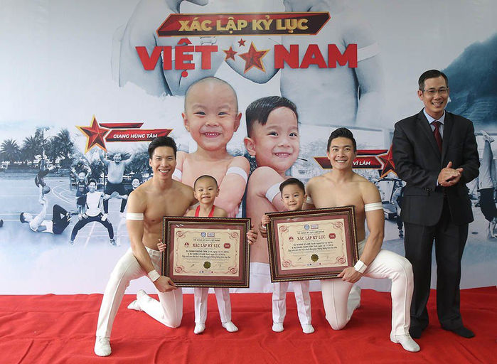 Ái nữ nhà Hoàng tử xiếc Quốc Cơ mới 8 tháng tuổi đã xoạc siêu đỉnh