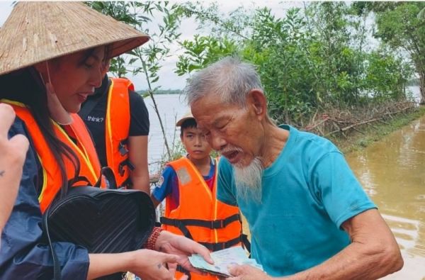Ấm lòng cảnh người đàn ông vừa nhận mì cứu trợ đã bóc ra chia 6