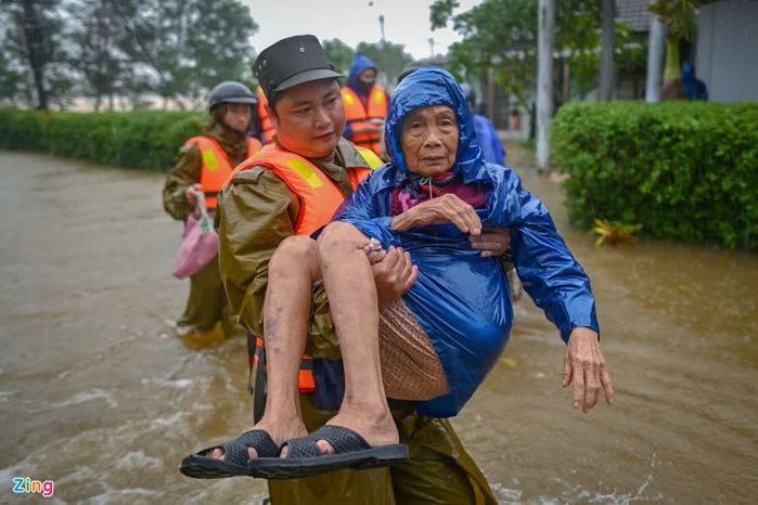 Ấm lòng cảnh người đàn ông vừa nhận mì cứu trợ đã bóc ra chia 6