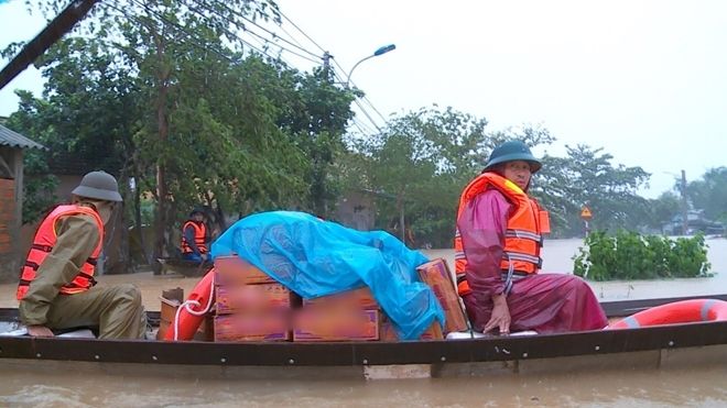 Ấm lòng cảnh người đàn ông vừa nhận mì cứu trợ đã bóc ra chia 6