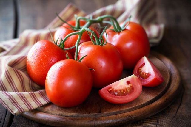 Dọn sạch nám chi chít chỉ với vài giọt nước cà chua, chanh, mật ong